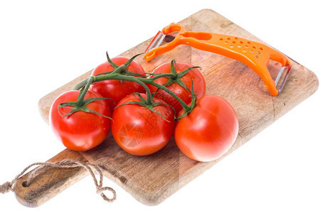 红番茄在树枝上刀用于蔬菜木板工作室照片图片