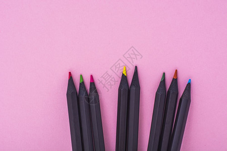 粉红色背景的一副美丽黑色铅笔工作室照片粉红色背景的一副美丽黑色铅笔图片