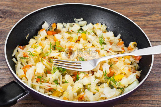 与蔬菜一起煎锅中的斜菜卷心图片