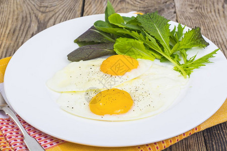 生菜和煎鸡蛋近视图图片
