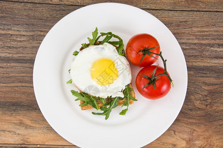俯视图早餐吐司煎鸡蛋和番茄图片