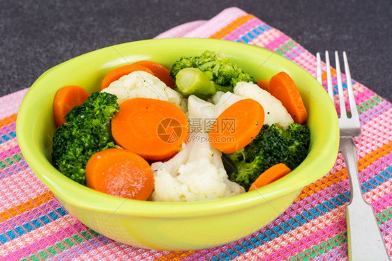 盘子上蒸菜的膳食品摄影演播室照片蒸菜的膳食品图片