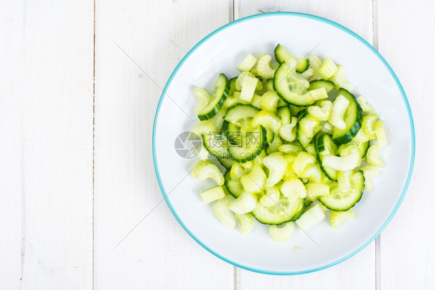 蔬菜黄瓜和橄榄油的饮食素沙拉图片