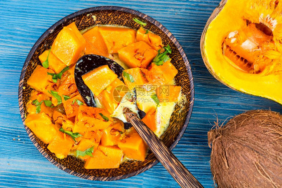 俯视图香辣的南瓜和椰子咖喱图片