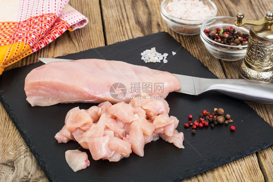 Raw鸡肉片切成小块工作室照片图片