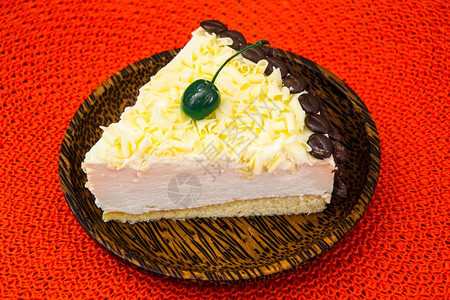盘子上的蛋糕有绿色水果装饰图片