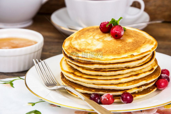 美味的小红莓和蜂蜜煎饼摄影棚照片美味的小红莓和蜂蜜煎饼图片