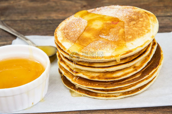 热煎饼加香味蜂蜜工作室照片图片