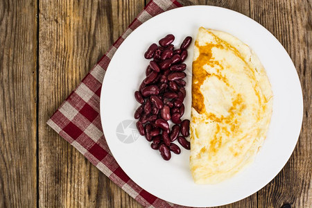 有用的蛋白质早餐煎卷和煮豆子图片