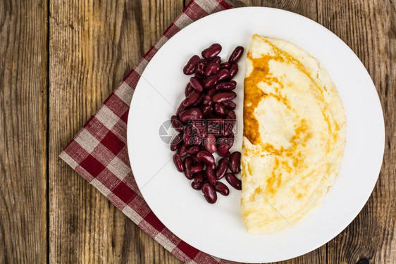有用的蛋白质早餐煎卷和煮豆子图片
