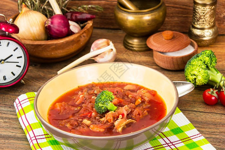 西兰花汤带甜菜花椰和西红柿的蔬汤工作室照片背景