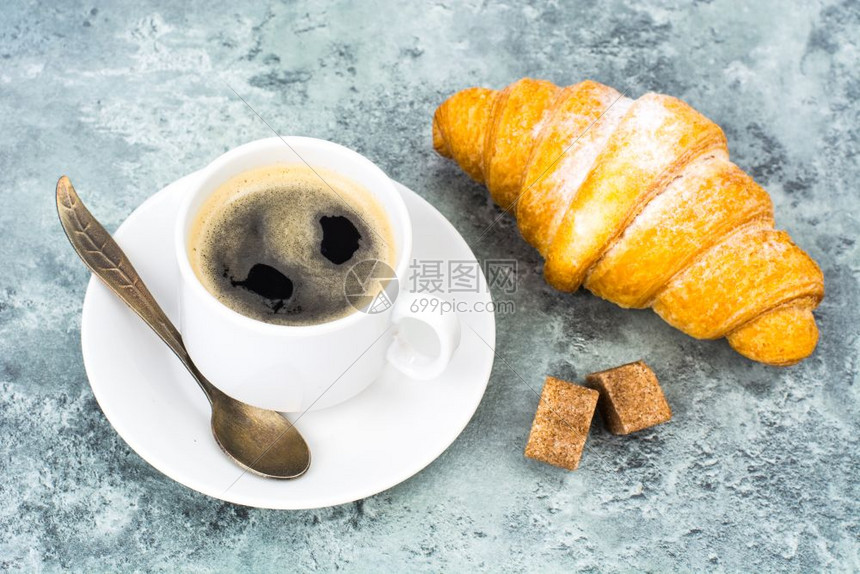 带羊角面包的芳香热咖啡早餐图片