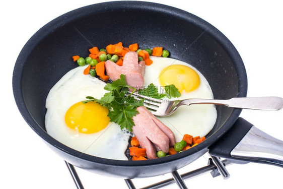 烤鸡蛋和香肠蔬菜平底锅里图片