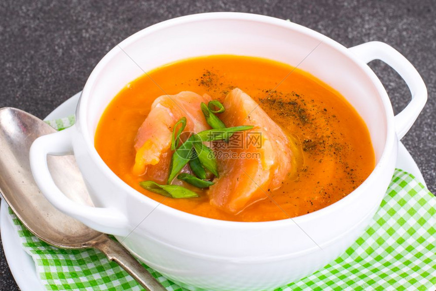 胡萝卜南瓜奶油汤加鲑鱼