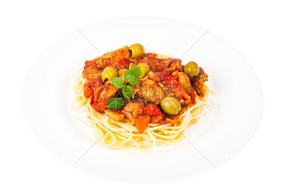 Spaghetti含有蔬菜和橄榄的鸡片工作室照Spaghetti含有蔬菜和橄榄的鸡片图片