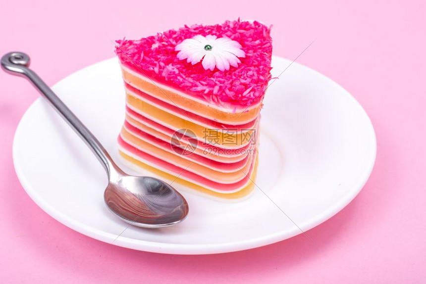 铁勺子和美丽的彩色果冻甜点图片