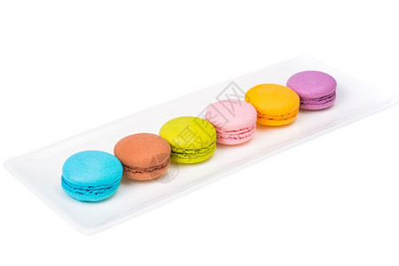 马卡罗尼美味的法国甜点在白色盘子上图片