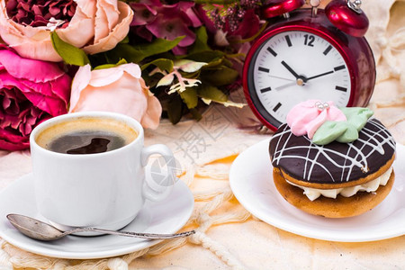 罗马式早餐一杯浓热咖啡和蛋糕工作室照片浪漫式早餐图片