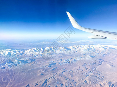 飞机拍摄在飞机窗口中拍摄到的美丽景色背景