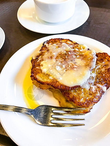 工作室照片午餐时用盘和土豆煎饼的托盘和土豆煎饼图片