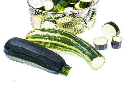 年轻Zucchini切成片工作室照切成图片