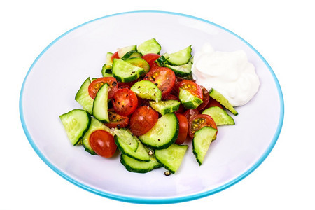 健康饮食新鲜黄瓜和番茄的浅食用沙拉新鲜黄瓜和西红柿的浅食用沙拉图片