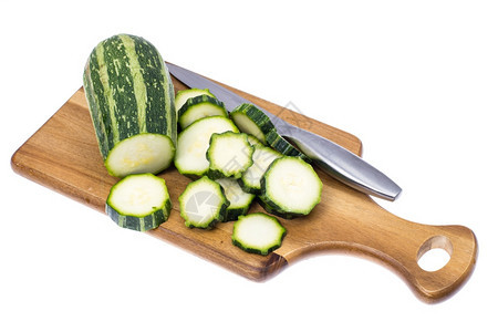 年轻Zucchini木制切片工作室照图片