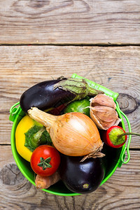 木制金属桶中秋季蔬菜木制金属桶中秋季节蔬菜图片