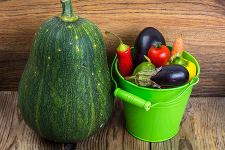 木制金属桶中秋季蔬菜木制金属桶中秋季节蔬菜图片