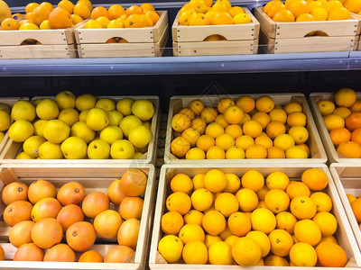 储物架上新鲜的多汁橙子和葡萄图片
