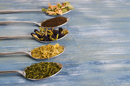 汤匙中不同种类茶叶的子工作室照片汤匙中不同种类茶叶的子图片