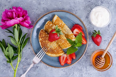 蜂蜜早餐热煎饼和鲜草莓背景