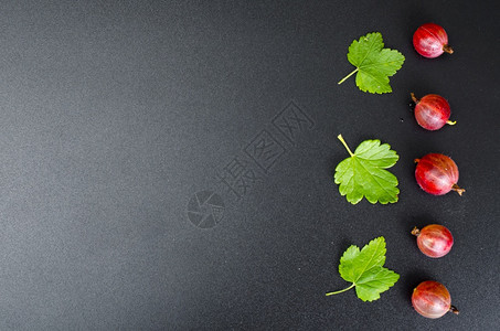 黑背景的红甜莓鹅工作室照片黑背景的红甜果莓图片