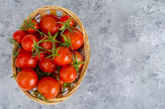 配红番茄的威克碗摄影棚照片图片