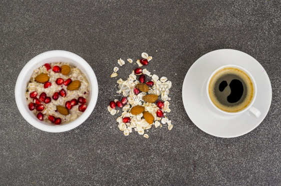 健康饮食早餐石榴和坚果的燕麦黑咖啡工作室照片黑咖啡图片