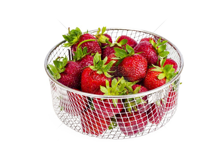 图片为白色背景下碗中草莓和新鲜草莓的微距照片摄影棚照片白色背景下碗里草莓的微距照片图片