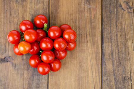 一组红色小圆番茄在木制背景上工作室照片一群红小圆番茄图片