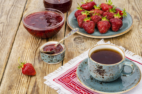红色甜草莓果酱木制桌上的新鲜果子红甜草莓酱新鲜子木制桌上的新鲜果子图片