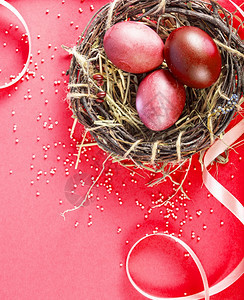 红色背景的复活节鸡蛋窝图片