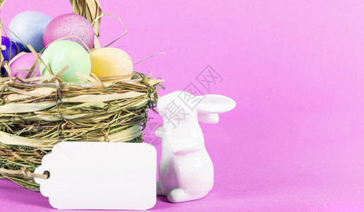 紫色背景的复活节鸡蛋和小白兔图片