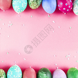 粉色底片含五颜六色鸡蛋的海报图背景图片