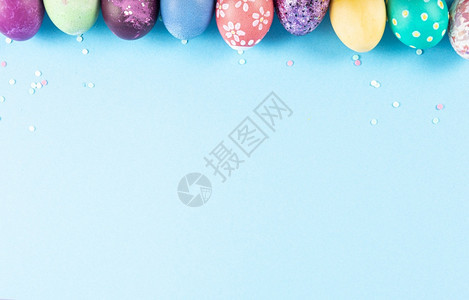蓝色背景顶部有五颜六色的鸡蛋装饰图片