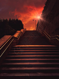 楼梯和日落图片
