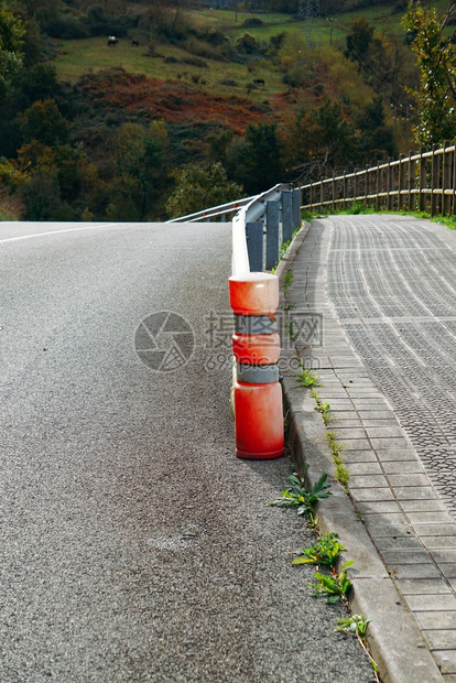 山中的道路图片