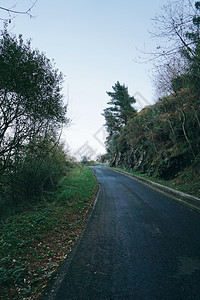 山中平坦的道路图片