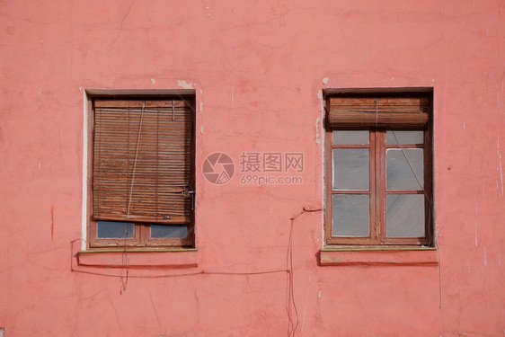 粉色外墙上的窗户图片