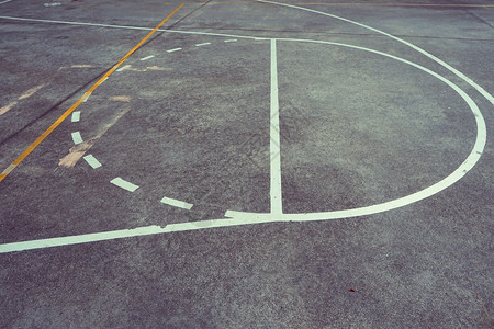 街头篮球赛场图片