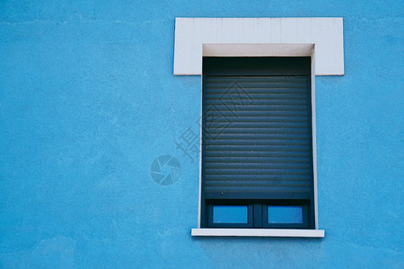 蓝色建筑在毕尔巴鄂市外的窗口图片