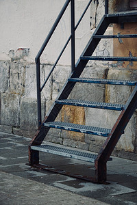 街头金属楼梯图片