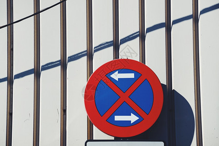 毕尔巴鄂市街道上禁止停车的交通标志背景图片